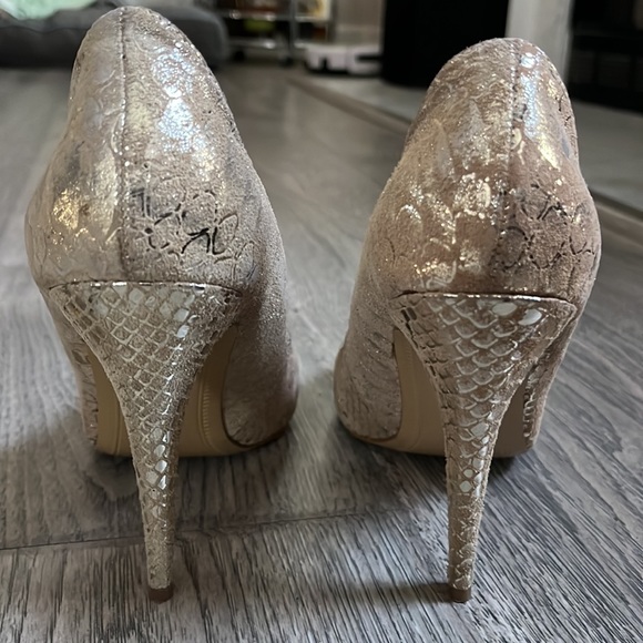 Kelsi Dagger Super fun Gold/Tan Suede Pumps - Picture 5 of 8